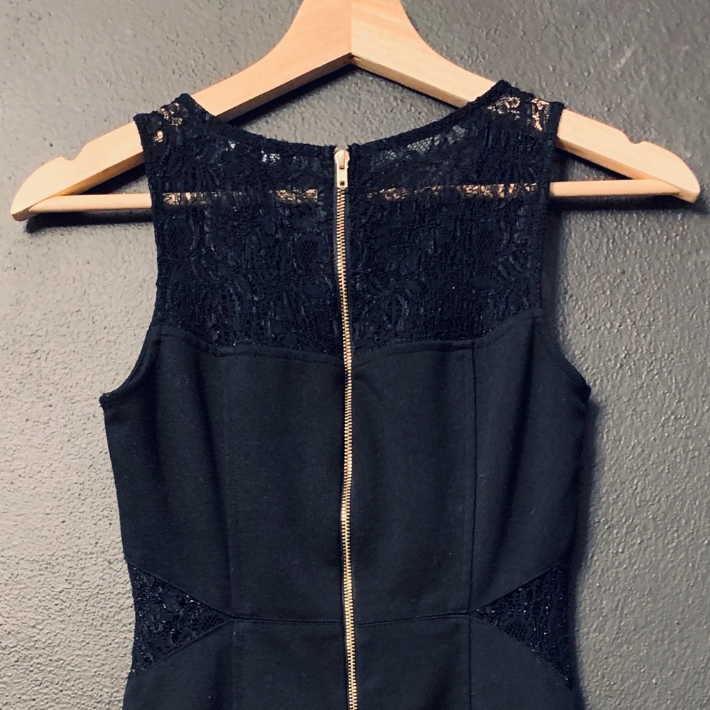 Ultra sexy black bodycon dress with lace details!!